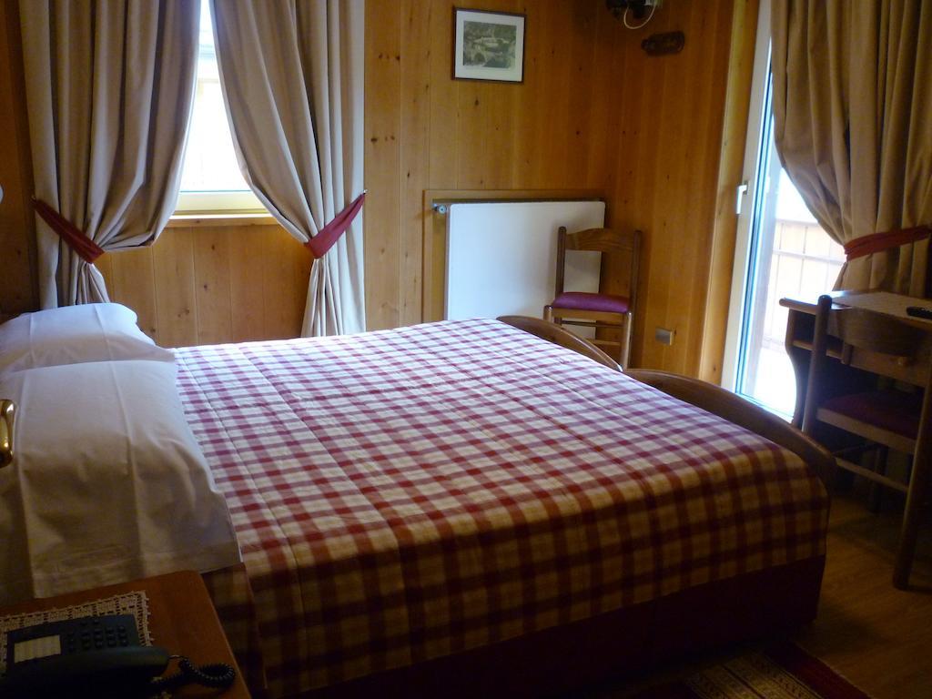 Hotel I Rododendri วัลฟูร์วา ภายนอก รูปภาพ